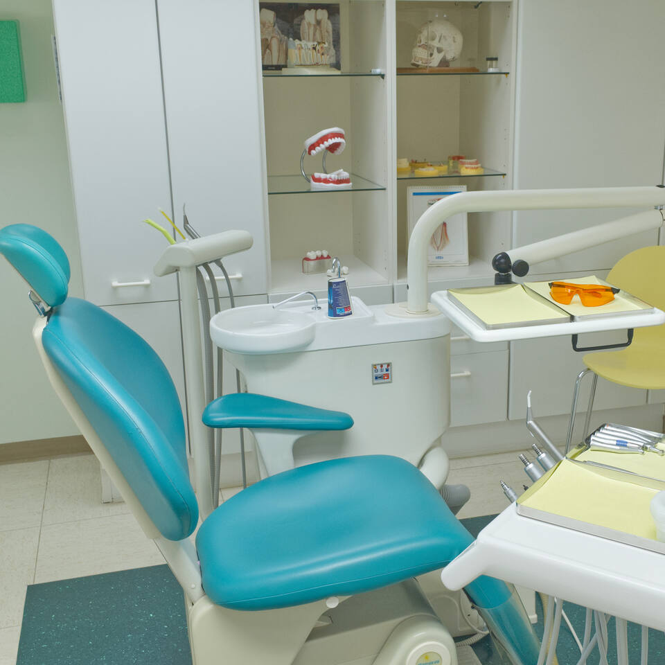 Behandlungszimmer mit großem Zahnmodell zum Zeigen und Üben in der Praxis Dr. Kinner